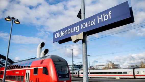 Ein Schild am Bahnsteig zeigt Fahrgästen, dass sie sich in Oldenburg befinden. © dpa-Bildfunk / Hauke-Christian Dittrich Foto: Hauke-Christian Dittrich