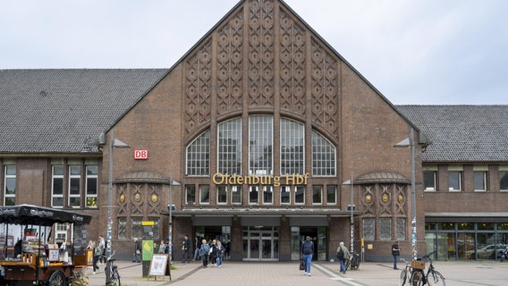 Blick auf das Bahnhofsgebäude in Oldenburg. © picture alliance / imageBROKER | Wilfried Wirth Foto:  Wilfried Wirth