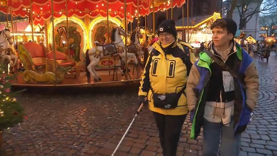 Das Bild zeigt Sabine Görg auf dem Weihnachtsmarkt in Oldenburg. © NDR 