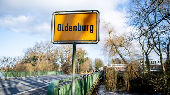 Ein Ortsschild der Stadt Oldenburg steht am Ortseingang am Osternburger Kanal im Stadtteil Kreyenbrück. © dpa-Bildfunk Foto: Hauke-Christian Dittrich