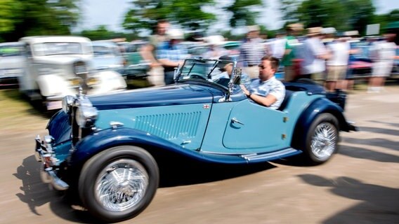 Teilnehmer starten mit einem MG T-Type TD auf dem Bockhorner Oldtimermarkt zur Friesland-Rallye. © Hauke-Christian Dittrich/dpa Foto: Hauke-Christian Dittrich