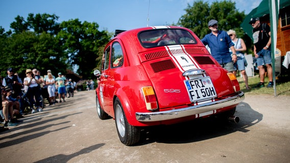 Teilnehmer starten auf dem Bockhorner Oldtimermarkt in einem Abarth 595 zur Friesland-Rallye. © Hauke-Christian Dittrich/dpa Foto: Hauke-Christian Dittrich