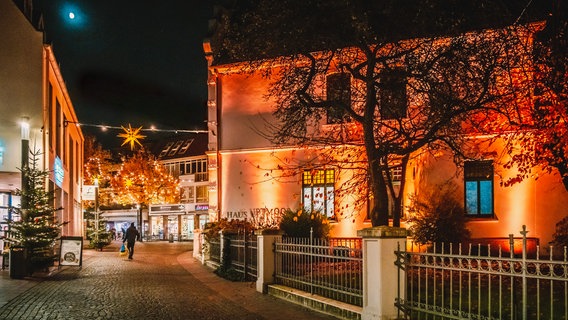 Das Haus Uptmoor in Lohne ist als Zeichen gegen Gewalt an Frauen orange beleuchtet. © Stadt Lohne 