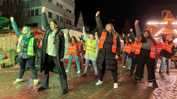 Frauen bei einem Flashmob gegen Gewalt an Frauen in Vechta © NDR Foto: Fritzi Blömer