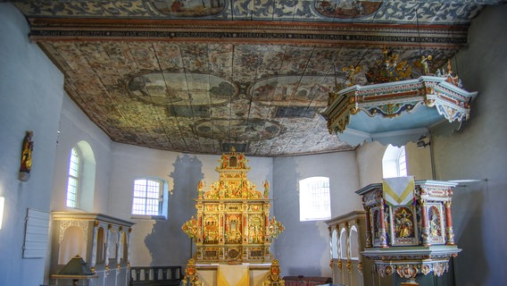 Eine historische Deckenmalerei verziert die Decke in der St. Petri Kirche in Osterbruch. © Deutsche Stiftung Denkmalschutz Foto: Diedrich Diedrichs-Gottschalk