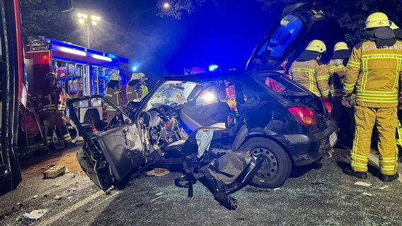 Ein Auto ist nach der Kollision mit einem Linienbus in Osterholz-Scharmbeck stark beschädigt. Der Autofahrer wurde schwer verletzt. © Freiwillige Feuerwehr Osterholz-Scharmbeck 