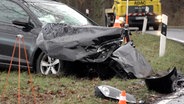 Ein Autowrack nach einem Unfall auf einer Landstraße bei Ottersberg © NonstopNews 