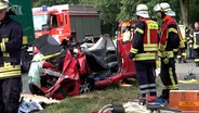 Feuerwehrleute bei einem Kleinwagen nach einem tödlichen Unfall bei Ottersberg © NonstopNews 