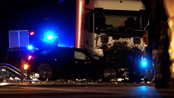 Ein Pkw steht nach einem schweren Unfall in Ovelgönne auf der Straße. © NonstopNews 