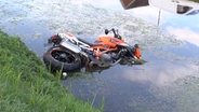 Ein Motorrad liegt in einem Kanal in Papenburg. © NWM TV 