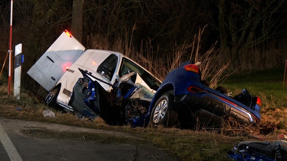 Zwei Fahrzeuge stehen nach einer Kollision in einem Straßengraben. © NonstopNews 