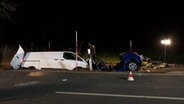 Zwei Fahrzeuge stehen nach einer Kollision in einem Straßengraben. © NonstopNews 