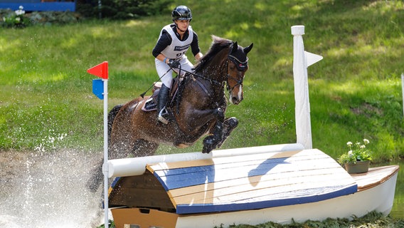 Olympiasiegerin Julia Krajewski auf Pferd "Nickel" beim Springen (Deutsche Pferdesport-Meisterschaft). © Stefan Lafrentz/Sportfotos Lafrentz/dpa Foto: Stefan Lafrentz