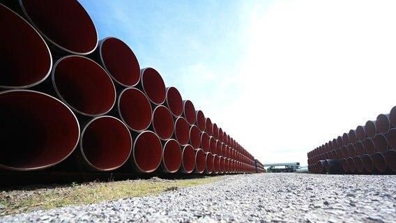 Friedeburg: Das Rohrlager für den Bau einer Pipeline zum Transport von importierten Gas. © dpa-Bildfunk Foto: Lars Klemmer