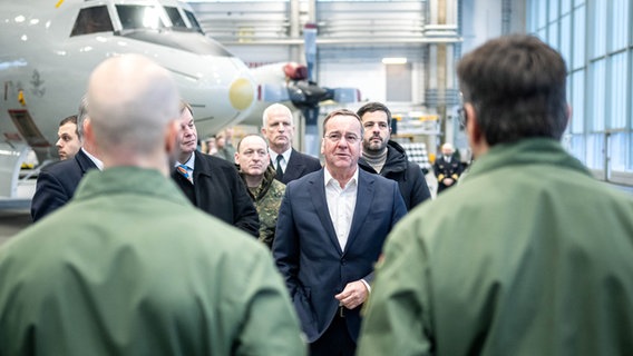 Verteidigungsminister Boris Pistorius (SPD) beim Besuch des Marinefliegerkommandos in Nordholz. © Sina Schuldt/dpa Foto: Sina Schuldt/dpa