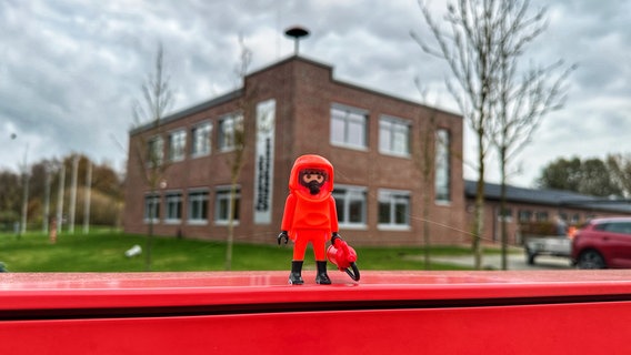 Eine Playmobil-Figur steht auf dem Parkplatz der Feuerwehr Wildeshausen. © Kreisfeuerwehr Oldenburg Foto: Kreisfeuerwehr Oldenburg