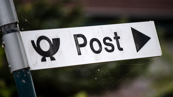 Ein Schild weist auf die Poststation auf der ostfriesischen Insel hin. © Sina Schuldt/dpa Foto: Sina Schuldt