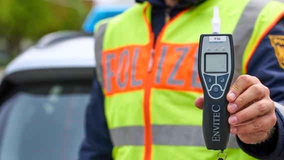 Ein Polizist hält eine Testgerät für Atemalkohol ins Bild. © picture alliance / CHROMORANGE Foto: Michael Bihlmayer