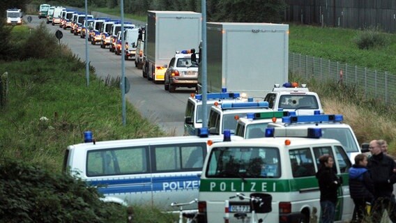 Speziallaster mit MOX-Brennelementen auf dem Weg ins Akw Grohnde, begleitet von einem großen Polizeiaufgebot © dpa Bildfunk Foto: Ingo Wagner