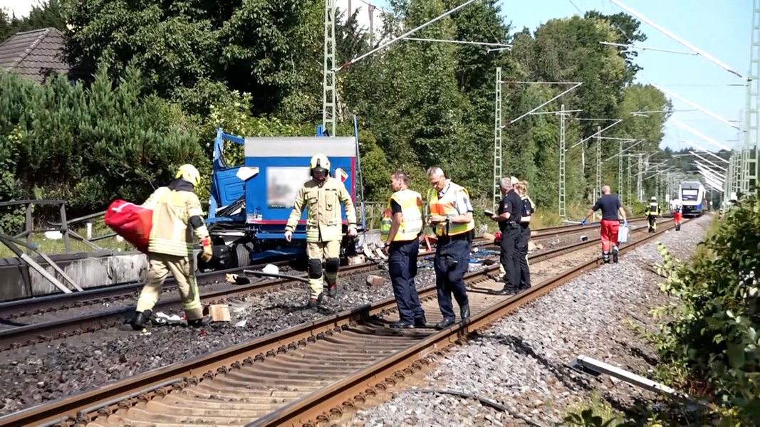 Ein zerstörter Lkw steht nach einer Kollision mit einem Zug auf einem Bahngleis.