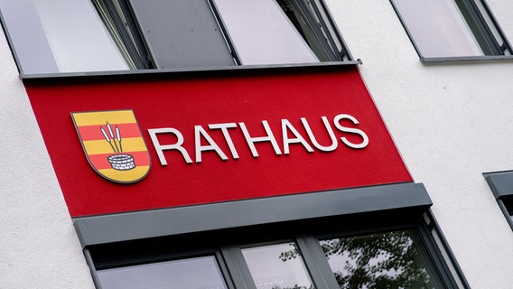 Ein Gebäude trägt ein Schild mit der Aufschrift "Rathaus". © picture alliance/dpa Foto: Hauke-Christian Dittrich