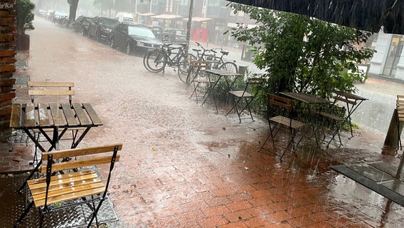 Blick auf eine Straße in Hannover-Linden bei heftigem Regenschauer. © NDR Foto: Philipp Schaper