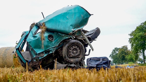 Ein Teil eines Autos liegt nach einem tödlichen Unfall auf einem Feld. © Nord-West-Media TV 