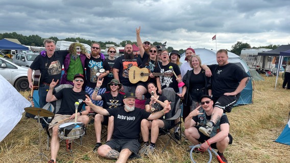 Eine Gruppe Besucher des "Reload" Festival in Sulingen posieren für ein Foto. © NDR Foto: Andreas Gervelmeyer