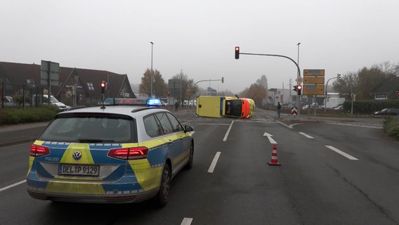 Bei dem Unfall ist der Rettungswagen auf die Seite gekippt. © NonstopNews 