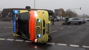 Der Rettungswagen kippte durch die Kollision auf die Seite. © NonstopNews 