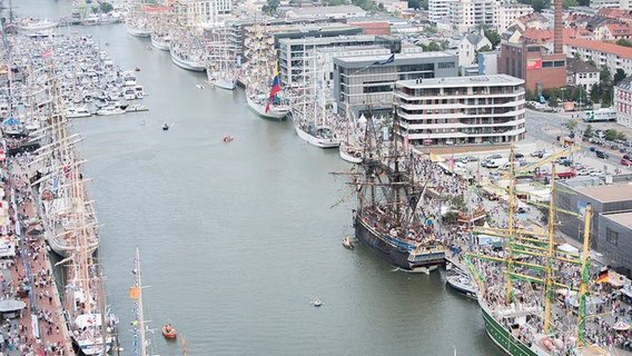 Blick aus der Luft über das ganze Hafengebiet. © NDR Foto: Julius Matuschik