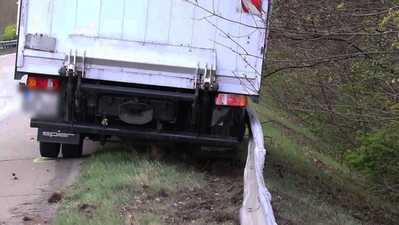 Ein Lkw nach lehnt nach einem Unfall an der Leitplanke. © NonstopNews 