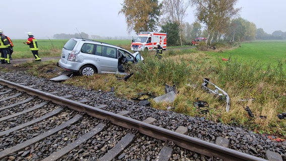 In Schiffdorf-Wehdel (Landkreis Cuxhaven) in ein Auto mit einem Zug kollidiert - die beiden Insassen blieben unverletzt. © S. Eriksen Foto: S. Eriksen