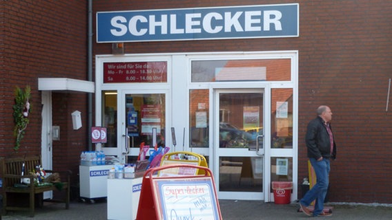 Ein Mann verlässt den Schlecker-Markt in der Ortschaft Heede. © NDR.de Foto: Kertin Staben