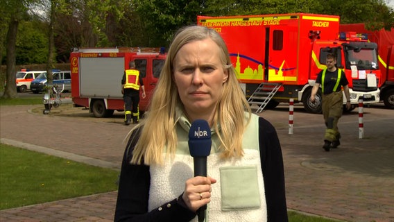 NDR-Reporterin Anna Schlieter berichtet aus Bremervörde-Elm.  © NDR 