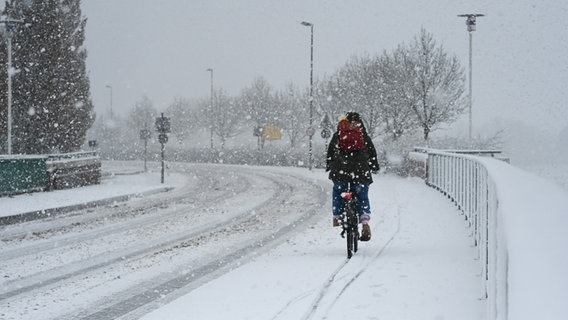 Eine Radfahrerin fährt über die Jann-Berghaus-Brücke in Leer. © dpa Foto: Lars Penning