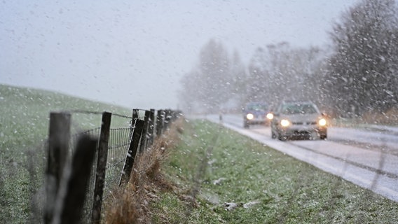 Leer: Autos Fahren am Emsdeich in Ostfriesland durch Schneetreiben. © dpa-Bildfunk Foto: Lars Penning