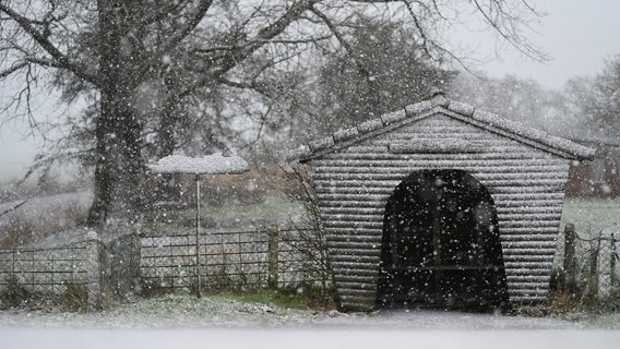 Schnee fällt auf eine Bushaltestelle in Leer © dpa-Bildfunk Foto: Lars Penning