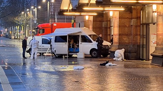 Die Spurensicherung der Polizei untersucht den Bahnhofsplatz in Bremen nachdem die Polizei auf einen Mann geschossen hat. © Nord-West-Media TV 