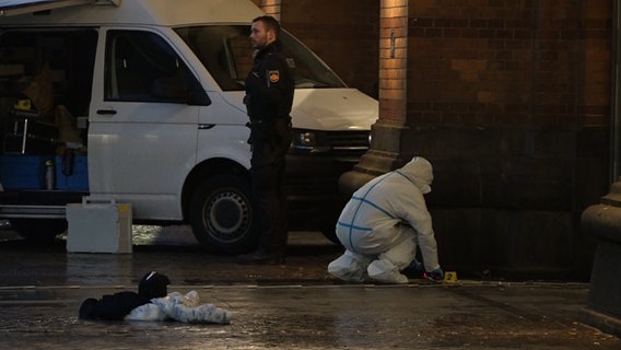 Die Spurensicherung der Polizei untersucht den Bahnhofsplatz in Bremen nachdem die Polizei auf einen Mann geschossen hat. © Nord-West-Media TV 