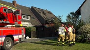Feuerwehrleute bei einem Einsatz an einem Haus in Schwanewede (Landkreis Osterholz), an dem ein Heckenbrand Schäden verursacht hat. © NonstopNews 