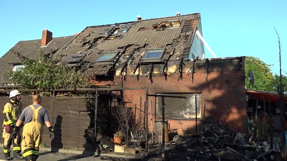 Feuerwehrleute bei einem Einsatz an einem Haus in Schwanewede (Landkreis Osterholz) an dem ein Heckenbrand Schäden verursacht hat. © NonstopNews 