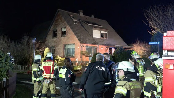 Einsatzkräfte stehen vor einem Einfamilienhaus in Schwanewede. © NonstopNews 