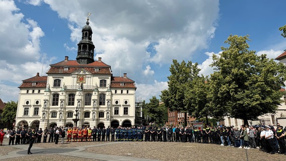 Polizisten bei einer Schweigeminute vor dem Rathaus von Lüneburg in Gedenken an den getöteten Polizisten in Mannheim © NDR Foto: Regina Hamborg