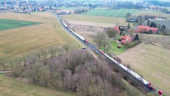 Drei Rotorblätter (Schwerlasttransport) in Emtinghausen (Landkreis Verden). (Luftaufnahme) © Nord-West-Media TV 