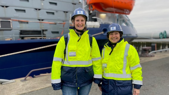 Das Bild zeigt Inga-Kristin Thom (l.) und Martina Mann-Arbatschat in Cuxhaven. © NDR Foto: Catherine Grim