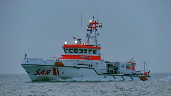 Der in Cuxhaven stationierte Seenotrettungskreuzer "Anneliese Kramer" die DGzRS im Einsatz. © Die Seenotretter - DGzRS 