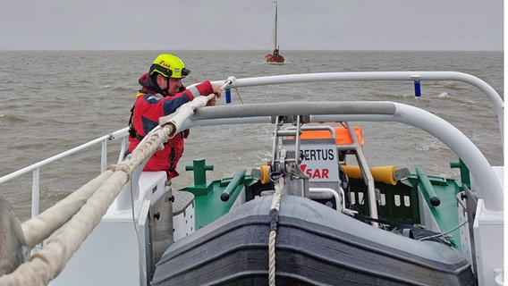 Der Seenotrettungskreuzer "Eugen" nimmt das havarierte Plattbodenschiff in Schlepp. © Die Seenotretter - DGzRS 