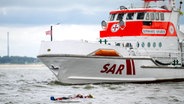 Die Seenotretter absolvieren eine Rettungsübung mit dem Seenotrettungskreuzer Bernhard Gruben. © Sina Schuldt/dpa Foto: Sina Schuldt/dpa