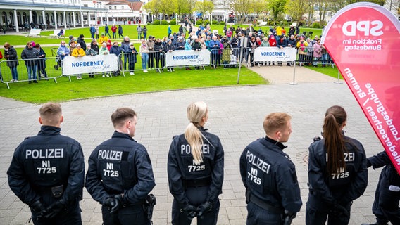 Einsatzkräfte der Polizei sichern das Conversationshaus, in dem die Frühjahrstagung der SPD-Landesgruppen stattfindet. © dpa Foto: Sina Schuldt